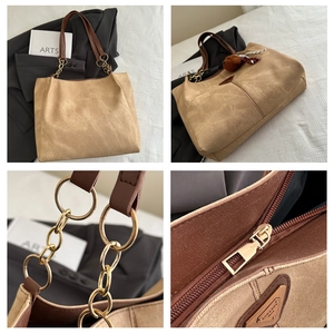 Détail du sac cabas en daim avec bandoulière en chaîne et fermeture éclair