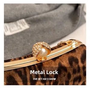 Détail du fermoir doré avec perles et strass sur le sac à main imprimé léopard