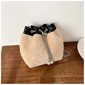 Vue détaillée du sac seau en peluche beige avec cordon chaîne et breloques perles