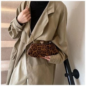 Détail de la pochette imprimé léopard avec fermoir perle et chaîne dorée élégante