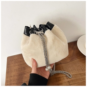 Détails du sac seau en peluche beige avec chaîne argentée et ornements en perles