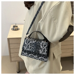 Détail de la texture léopard grise en fausse fourrure sur un petit sac bandoulière
