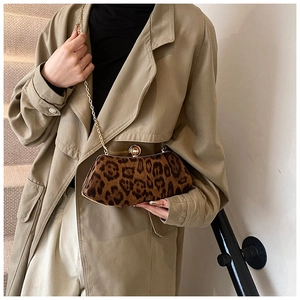 Détail du sac léopard avec bandoulière en chaîne dorée et fermoir à perle élégant