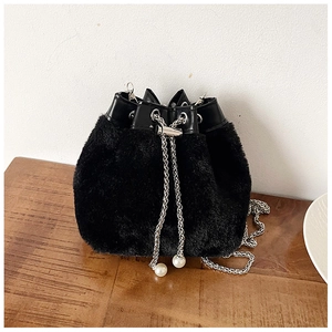 Détail du sac seau en fausse fourrure noire avec cordon de serrage et perles chic