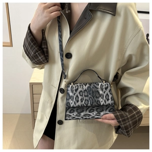 Détail du mini sac bandoulière léopard avec boucles dorées et texture à poils