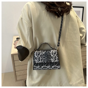 Vue détaillée du sac à bandoulière léopard tendance avec une boucle en métal doré