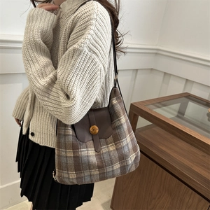 Sac à bandoulière à carreaux de style anglais avec lanières en cuir et boucle dorée
