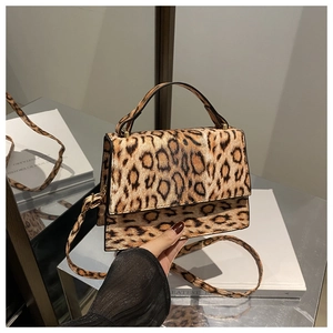 Détail du sac à main tendance à motif léopard avec poignée solide et bandoulière assortie