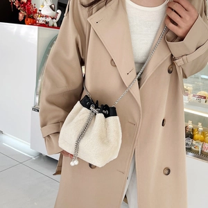 Sac seau en peluche blanche avec breloques en perles et chaîne en argent pour mode d'hiver