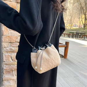 Sac seau chic en peluche crème avec bandoulière chaîne argentée et détails en perles
