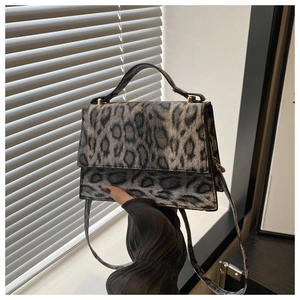 Détail d'un mini sac à main vintage à imprimé léopard avec fermoir doré et texture poil