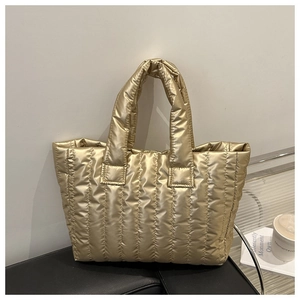 Détail du sac fourre-tout matelassé doré métallisé avec surpiqûres verticales