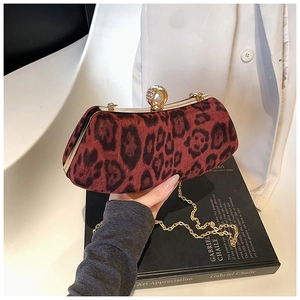 Détail du sac de soirée léopard avec fermoir en perles strass et chaîne dorée