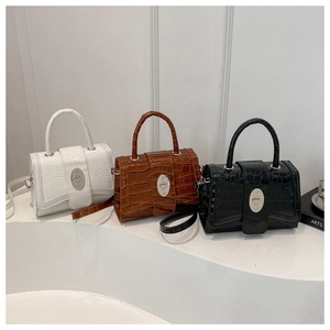 Comparaison de sacs à main blanc, marron et noir avec gaufrage en cuir de crocodile