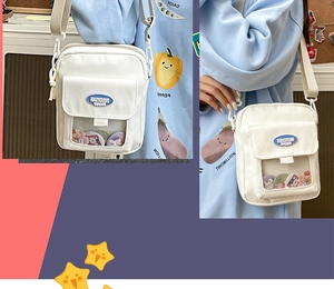 Gros plan d'un sac bandoulière en toile blanche avec fenêtre PVC pour badges et épingles
