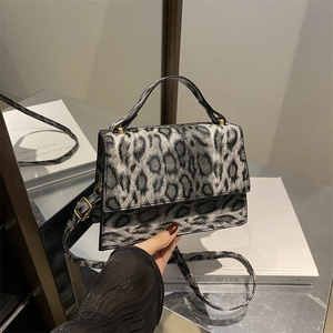 Sac bandoulière imprimé léopard avec boucle en métal et poignée supérieure chic