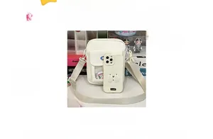 Comparaison de taille d'un sac bandoulière en nylon blanc avec fenêtre et iPhone