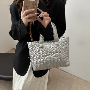 Sac fourre-tout matelassé argenté chic pour femme avec grand design décontracté