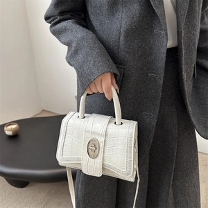 Sac à main minimaliste blanc texture crocodile avec fermoir ovale et bandoulière élégante