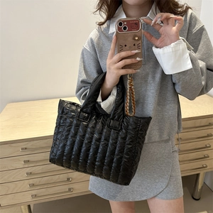 Sac fourre-tout matelassé noir brillant à la mode pour femmes pour la saison d'hiver