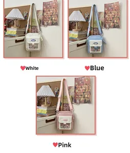 Vue détaillée des sacs Ita en toile avec fenêtres transparentes en PVC en blanc, bleu et rose