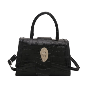 Sac à main chic en cuir noir à motif crocodile avec fermoir rotatif argenté de forme trapèze