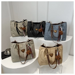 Sacs cabas spacieux en cinq coloris avec breloques d'oursons et logos métalliques chics