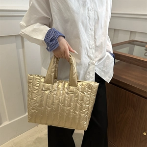 Sac fourre-tout matelassé doré avec finition métallique brillante, spacieux et élégant