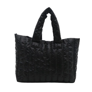 Grand sac cabas matelassé noir style doudoune pour un look décontracté et chic en hiver