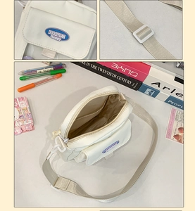 Détails rapprochés du sac bandoulière en toile crème avec poche interne et sangle réglable