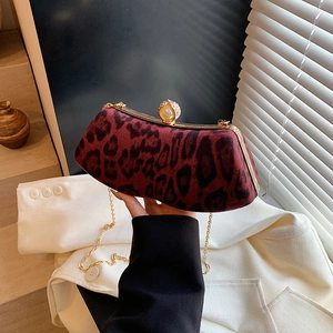 Sac pochette élégant imprimé léopard rouge avec chaîne dorée et fermoir perle
