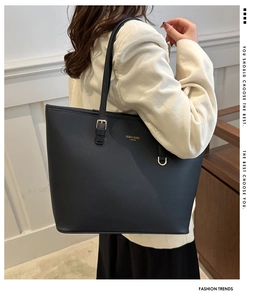 Dettaglio borsa tote nera in pelle martellata con finiture dorate e logo Doria Dore