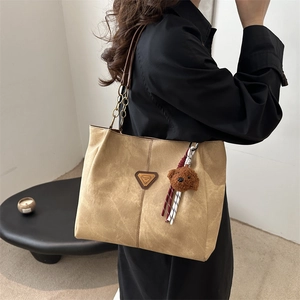 Grand Sac à Main à la Mode en Cuir Synthétique pour Femmes Sac à Bandoulière Rétro avec Chaîne et Logo Métallique Triangle pour Bureau
