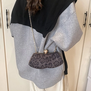 Sac boîte rétro à motif léopard avec chaîne dorée et fermoir perle porté à l'épaule