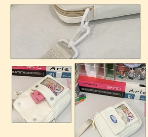 Détail de la fenêtre PVC transparente et de la boucle en métal sur le sac ita en toile