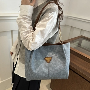 Grand sac fourre-tout gris-bleu en toile avec garniture en cuir brun et chaîne en métal