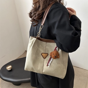 Grand sac cabas vert mousse avec bordure en cuir marron et pendentif ours pour femme