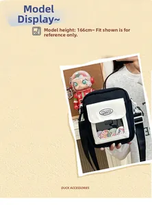 Détail de la fenêtre transparente d'un sac Ita en toile avec bandoulière réglable