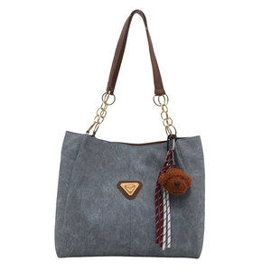 Sac cabas en toile bleue avec poignées en cuir marron et breloque ours pour le quotidien