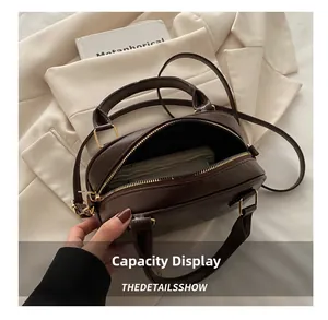 Détail montrant la grande capacité et l'ouverture zippée du sac à main en cuir marron