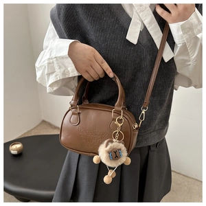 Sac Boston vintage en cuir marron avec lettres embossées et charm en peluche doux