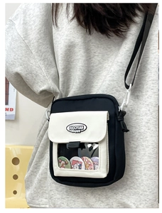 Détail de la fenêtre transparente sur le sac ita en toile noire et blanche