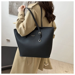 Dettaglio borsa shopper nera in pelle martellata con logo dorato Doria Dore