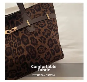 Détail du sac cabas léopard avec texture en velours doux et boucle en métal doré chic