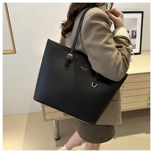 Borsa tote nera moderna con scritte dorate indossata dal modello per taglia e stile