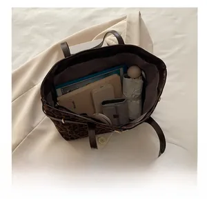 Détail du sac cabas léopard haute capacité avec tablette et essentiels du quotidien