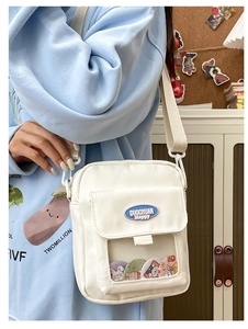 Détail du sac à bandoulière blanc avec poche transparente et logo mignon de style japonais