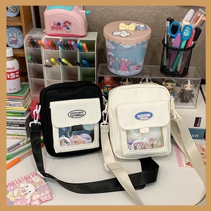 Détail de sacs bandoulière mignons avec fenêtre transparente et sangle réglable