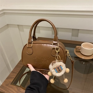 Petit Sac Boston en Cuir Synthétique Rétro pour Femmes Mode Coréenne Lettre Gaufrée Sac à Bandoulière Avec Pendentif en Peluche