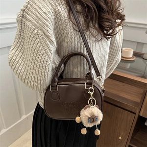 Petit sac rétro en cuir marron avec gaufrage de lettres et pendentif ours en peluche